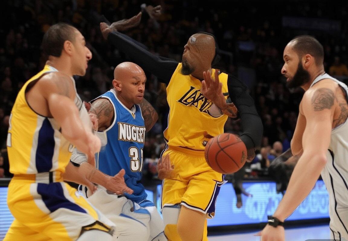 NBA西部决赛：湖人戴维斯詹姆斯双星制胜，关键对决回顾(图3)